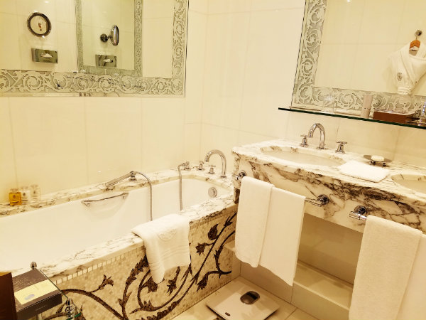 AGlobalLifestyle-paris_marble-bathroom-hotel-plaza-athenee